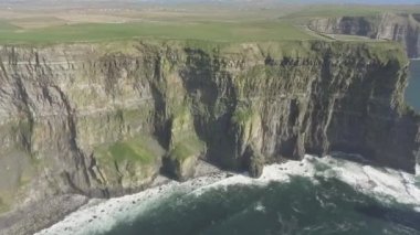 Güzel doğal hava uçak manzarasına İrlanda Cliffs, Moher County Clare. Moher uçurumlar üzerinden günbatımı. Epik İrlandalı kırsal kırsal manzara vahşi Atlantik yol boyunca.