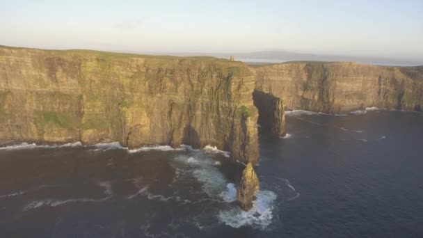 Vackra natursköna drone Flygfoto över Irland Cliffs Of Moher i grevskapet Clare. Solnedgång över klipporna i Moher. Episka irländska landsbygden landskap längs vilda Atlanten vägen. — Stockvideo