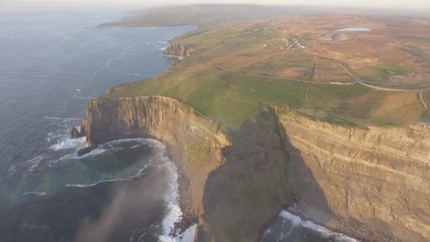 Krásné malebné letecký pohled dron útesy Moher Irska v Hrabství Clare. Západ slunce nad útesy Moher. Epické irské venkovské krajině krajina podél divoké Atlantické cesty. — Stock video