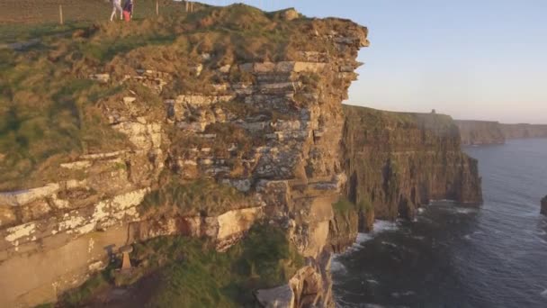 Vackra natursköna drone Flygfoto över Irland Cliffs Of Moher i grevskapet Clare. Solnedgång över klipporna i Moher. Episka irländska landsbygden landskap längs vilda Atlanten vägen. — Stockvideo
