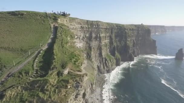 Mooie schilderachtige drone luchtfoto van Ierland Cliffs Of Moher in County Clare. Zonsondergang over de kliffen van Moher. Epische Ierse platteland landschap langs de wilde Atlantische weg. — Stockvideo