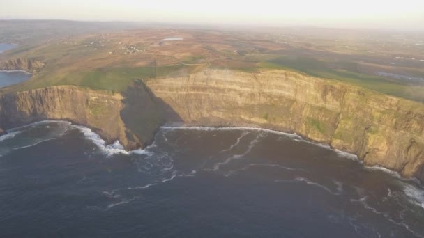 Hermosa vista panorámica de aviones no tripulados de Irlanda Acantilados de Moher en el Condado de Clare. Puesta de sol sobre los acantilados de Moher. Paisaje rural irlandés épico a lo largo de la ruta atlántica salvaje . — Vídeos de Stock