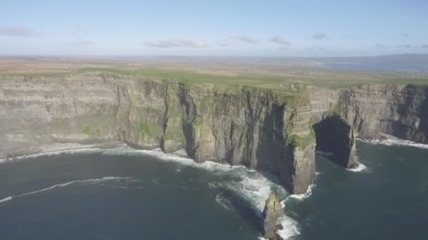 Hermosa vista panorámica de aviones no tripulados de Irlanda Acantilados de Moher en el Condado de Clare. Puesta de sol sobre los acantilados de Moher. Paisaje rural irlandés épico a lo largo de la ruta atlántica salvaje . — Vídeo de stock