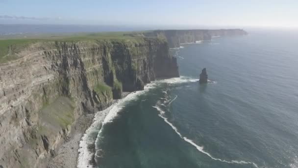 Hermosa vista panorámica de aviones no tripulados de Irlanda Acantilados de Moher en el Condado de Clare. Puesta de sol sobre los acantilados de Moher. Paisaje rural irlandés épico a lo largo de la ruta atlántica salvaje . — Vídeos de Stock