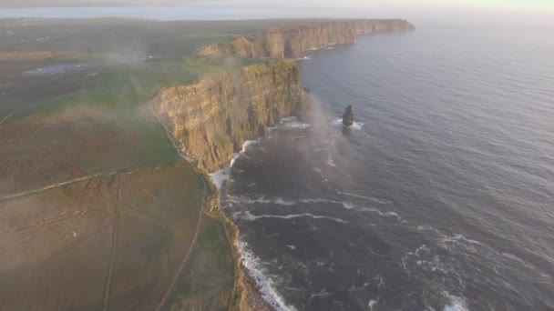 Schöne szenische Luftaufnahme der irischen Klippen von Moher in County Clare. Sonnenuntergang über den Klippen von Moher. epische irische ländliche Landschaft entlang der wilden Atlantikroute. — Stockvideo