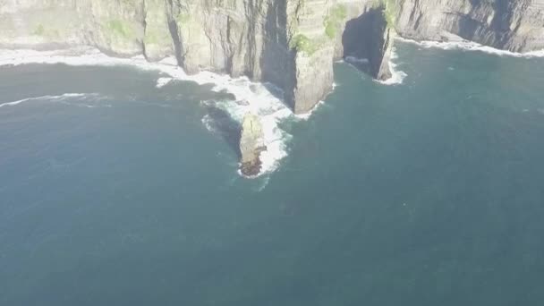 Krásné malebné letecký pohled dron útesy Moher Irska v Hrabství Clare. Západ slunce nad útesy Moher. Epické irské venkovské krajině krajina podél divoké Atlantické cesty. — Stock video