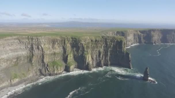 Hermosa vista panorámica de aviones no tripulados de Irlanda Acantilados de Moher en el Condado de Clare. Puesta de sol sobre los acantilados de Moher. Paisaje rural irlandés épico a lo largo de la ruta atlántica salvaje . — Vídeos de Stock