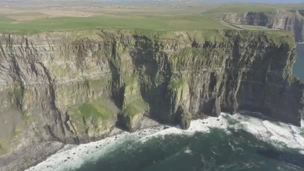 Hermosa vista panorámica de aviones no tripulados de Irlanda Acantilados de Moher en el Condado de Clare. Puesta de sol sobre los acantilados de Moher. Paisaje rural irlandés épico a lo largo de la ruta atlántica salvaje . — Vídeos de Stock