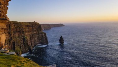 Güzel doğal hava uçak manzarasına İrlanda Cliffs, Moher County Clare. Moher uçurumlar üzerinden günbatımı. Epik İrlandalı kırsal kırsal manzara vahşi Atlantik yol boyunca