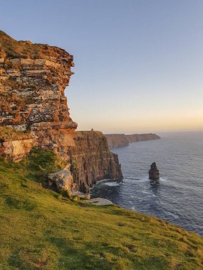 Güzel doğal hava uçak manzarasına İrlanda Cliffs, Moher County Clare. Moher uçurumlar üzerinden günbatımı. Epik İrlandalı kırsal kırsal manzara vahşi Atlantik yol boyunca