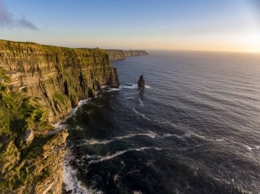 Güzel doğal hava uçak manzarasına İrlanda Cliffs, Moher County Clare. Moher uçurumlar üzerinden günbatımı. Epik İrlandalı kırsal kırsal manzara vahşi Atlantik yol boyunca