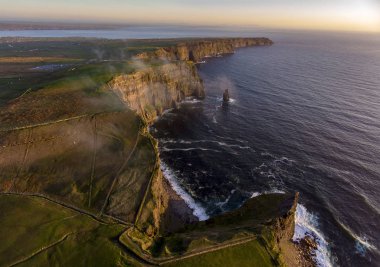 Güzel doğal hava uçak manzarasına İrlanda Cliffs, Moher County Clare. Moher uçurumlar üzerinden günbatımı. Epik İrlandalı kırsal kırsal manzara vahşi Atlantik yol boyunca