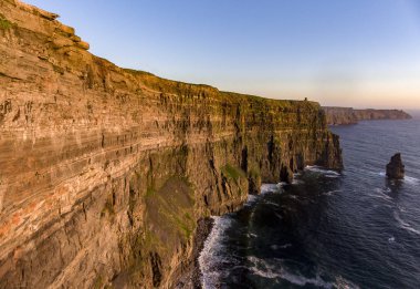 Güzel doğal hava uçak manzarasına İrlanda Cliffs, Moher County Clare. Moher uçurumlar üzerinden günbatımı. Epik İrlandalı kırsal kırsal manzara vahşi Atlantik yol boyunca