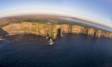 Güzel doğal hava uçak manzarasına İrlanda Cliffs, Moher County Clare. Moher uçurumlar üzerinden günbatımı. Epik İrlandalı kırsal kırsal manzara vahşi Atlantik yol boyunca