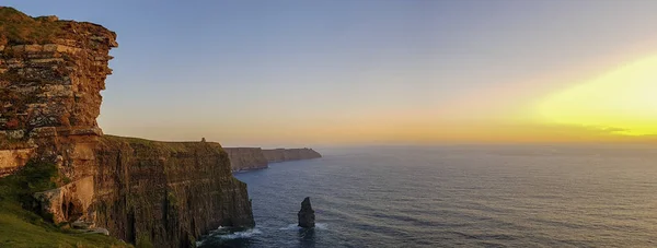 美丽的风景空中无人机视图爱尔兰峭壁莫赫尔在县克莱尔。日落在莫赫尔的悬崖上。史诗般的爱尔兰乡村乡村景观沿野生大西洋方式 — 图库照片
