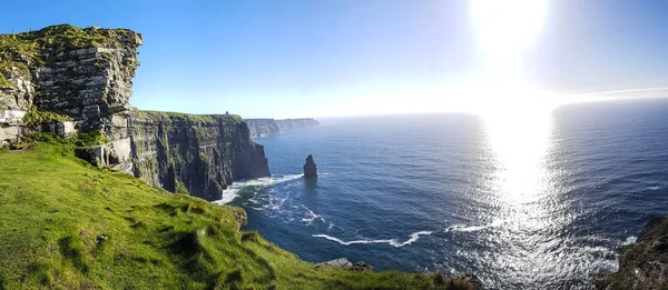 Hermosa vista panorámica de aviones no tripulados de Irlanda Acantilados de Moher en el Condado de Clare. Puesta de sol sobre los acantilados de Moher. Paisaje rural irlandés épico a lo largo de la ruta atlántica salvaje —  Fotos de Stock