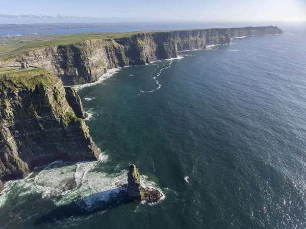 Gyönyörű festői drone Légifelvételek a Írország Moherské útesy County Clare. Naplemente a sziklák Moher. Epikus ír vidéki táj, a vadon élő atlanti út mentén — Stock Fotó