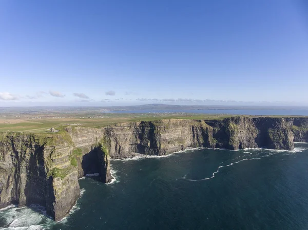Gyönyörű festői drone Légifelvételek a Írország Moherské útesy County Clare. Naplemente a sziklák Moher. Epikus ír vidéki táj, a vadon élő atlanti út mentén — Stock Fotó