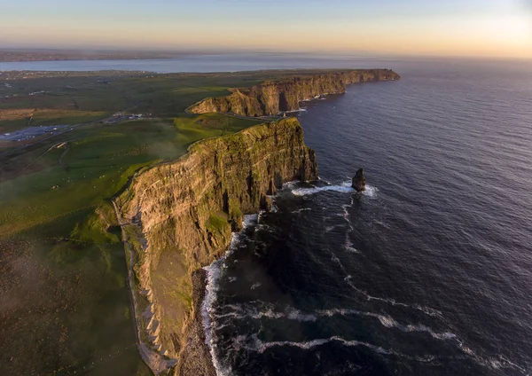 Belle vue panoramique sur les falaises irlandaises de Moher dans le comté de Clare. Coucher de soleil sur les falaises de Moher. Paysage rural irlandais épique le long de la route atlantique sauvage — Photo