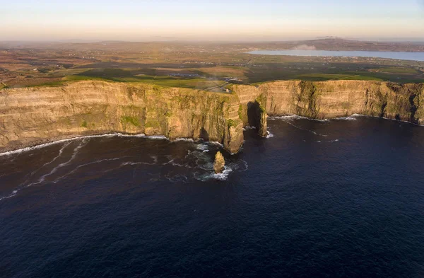 Gyönyörű festői drone Légifelvételek a Írország Moherské útesy County Clare. Naplemente a sziklák Moher. Epikus ír vidéki táj, a vadon élő atlanti út mentén — Stock Fotó