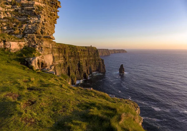 Hermosa vista panorámica de aviones no tripulados de Irlanda Acantilados de Moher en el Condado de Clare. Puesta de sol sobre los acantilados de Moher. Paisaje rural irlandés épico a lo largo de la ruta atlántica salvaje — Foto de Stock