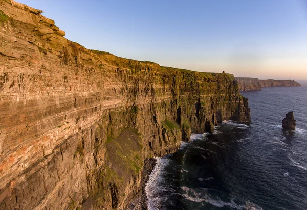 Όμορφο γραφικό κηφήνας Αεροφωτογραφία της Ιρλανδίας Cliffs Of Moher στον προορισμό County Clare. Ηλιοβασίλεμα πάνω από τους γκρεμούς του Moher. Επική ιρλανδική αγροτικής υπαίθρου τοπίο κατά μήκος άγρια Ατλαντικού τρόπος — Φωτογραφία Αρχείου