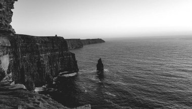 Güzel siyah ve beyaz doğal hava dron İrlanda Cliffs, Moher County Clare görünümünü. Moher uçurumlar üzerinden günbatımı. Epik İrlandalı kırsal kırsal manzara vahşi Atlantik yol boyunca