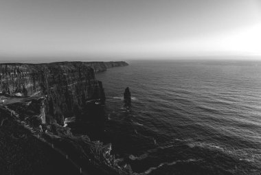Güzel siyah ve beyaz doğal hava dron İrlanda Cliffs, Moher County Clare görünümünü. Moher uçurumlar üzerinden günbatımı. Epik İrlandalı kırsal kırsal manzara vahşi Atlantik yol boyunca