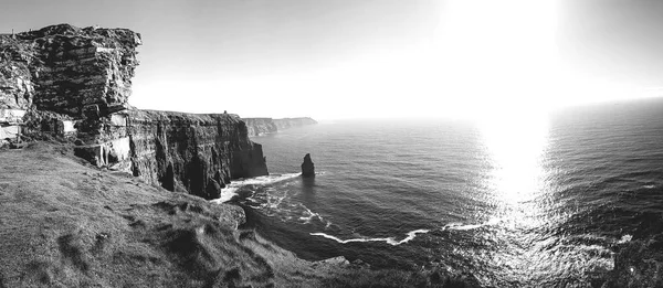 Bella vista drone aereo in bianco e nero panoramica dell'Irlanda Cliffs Of Moher nella contea di Clare. Tramonto sulle scogliere di Moher. Epico paesaggio rurale irlandese lungo la selvaggia via atlantica — Foto Stock