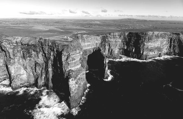 Vista aérea cênica preta e branca bonita do drone de Cliffs de Irlanda de Moher em Clare do condado. Pôr do sol sobre os penhascos de Moher. Paisagem rural irlandesa épica ao longo do caminho atlântico selvagem — Fotografia de Stock