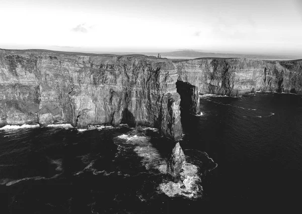 Vista aérea cênica preta e branca bonita do drone de Cliffs de Irlanda de Moher em Clare do condado. Pôr do sol sobre os penhascos de Moher. Paisagem rural irlandesa épica ao longo do caminho atlântico selvagem — Fotografia de Stock