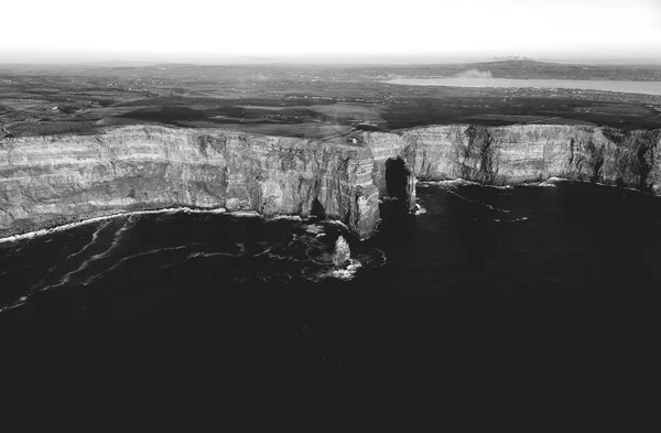 Vista aérea cênica preta e branca bonita do drone de Cliffs de Irlanda de Moher em Clare do condado. Pôr do sol sobre os penhascos de Moher. Paisagem rural irlandesa épica ao longo do caminho atlântico selvagem — Fotografia de Stock