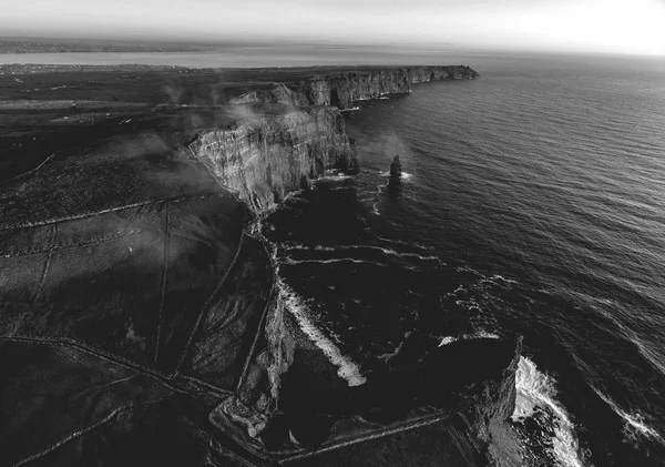 Gyönyörű fekete-fehér festői légi drone kilátás Írország Moherské útesy County Clare. Naplemente a sziklák Moher. Epikus ír vidéki táj, a vadon élő atlanti út mentén — Stock Fotó