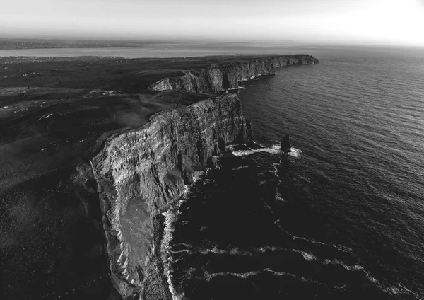 Vista aérea cênica preta e branca bonita do drone de Cliffs de Irlanda de Moher em Clare do condado. Pôr do sol sobre os penhascos de Moher. Paisagem rural irlandesa épica ao longo do caminho atlântico selvagem — Fotografia de Stock