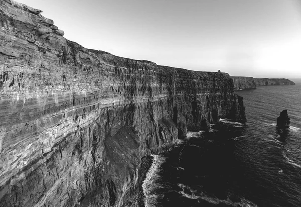 美丽的黑白风景空中无人机视图爱尔兰峭壁莫赫尔在县克莱尔。日落在莫赫尔的悬崖上。史诗般的爱尔兰乡村乡村景观沿野生大西洋方式 — 图库照片