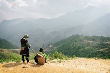 Hmong kadınlar dağın tepesinde, Sapa, Vietnam Ulusal giysileri içinde
