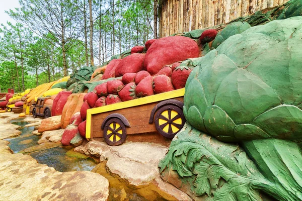 Farbenfrohe Tonskulpturen aus Obst und Gemüse, dalat — Stockfoto
