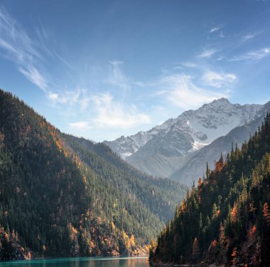 Karla kaplı dağlar mavi gökyüzü arka plan üzerinde. Muhteşem manzara