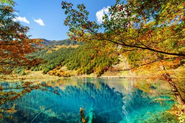 Sonbahar manzara inanılmaz. Masmavi su ile fantastik Gölü