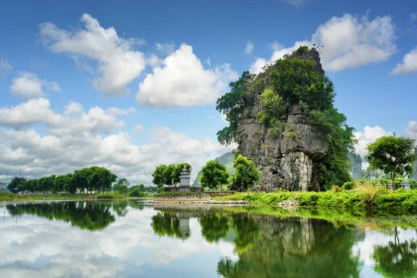 Scenic karst tower reflected in water of the Ngo Dong River — Stock Photo, Image
