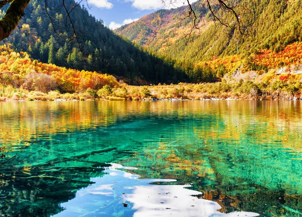 Eau azur du lac parmi les bois d'automne dans la vallée de Shuzheng — Photo