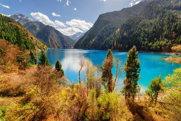 Fantastický výhled na jezero dlouhé s azurové vody mezi horami — Stock fotografie