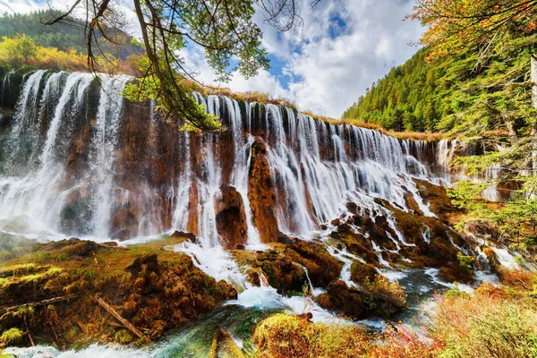 A cachoeira Nuo Ri Lang (Nuorilang) entre a floresta de outono — Fotografia de Stock