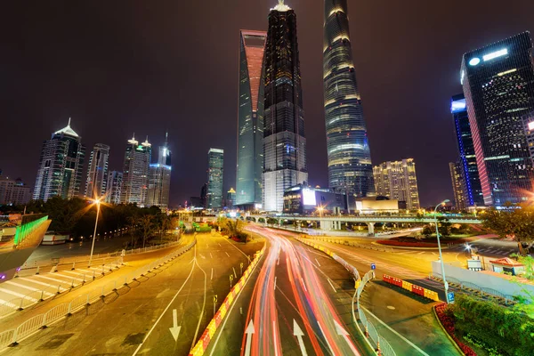 Nacht uitzicht op eeuw Avenue en wolkenkrabbers, Shanghai, China — Stockfoto