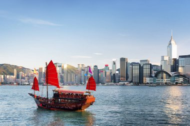 Yelkenli gemi ve şehir Hong Kong gökdelenler