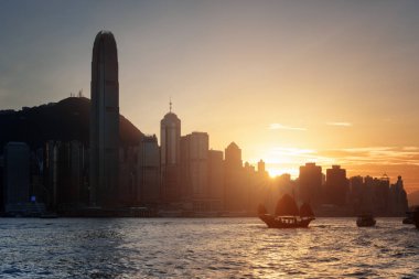Gün batımında Hong Kong şehir içinde gökdelenler görünümünü