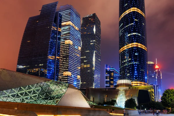 Nacht uitzicht op de Guangzhou Opera House en andere gebouwen — Stockfoto