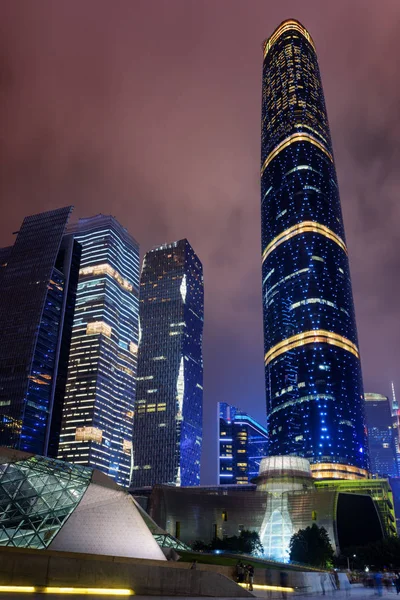 Nacht uitzicht op de wolkenkrabbers in Guangzhou, China — Stockfoto
