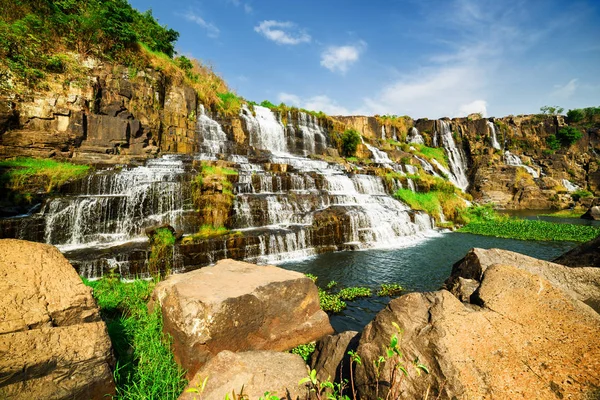 Красивый вид на природный каскадный водопад с кристальной водой — стоковое фото