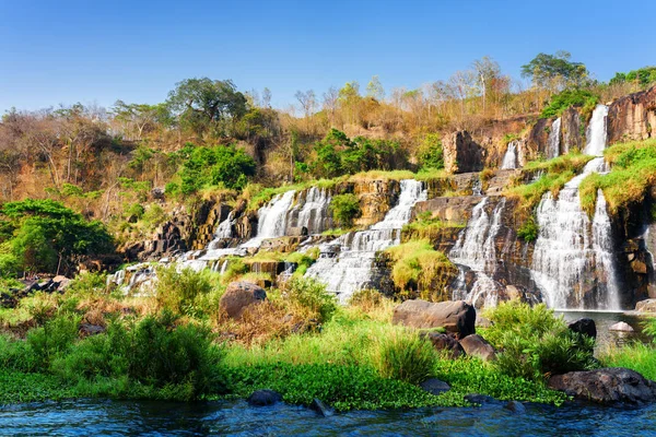 Piękny widok na naturalny wodospad jesienią — Zdjęcie stockowe